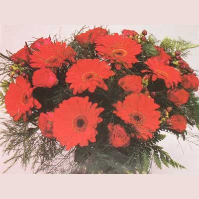 זר אדום ורדים וגרברות 13 - פרחי אוריינטל