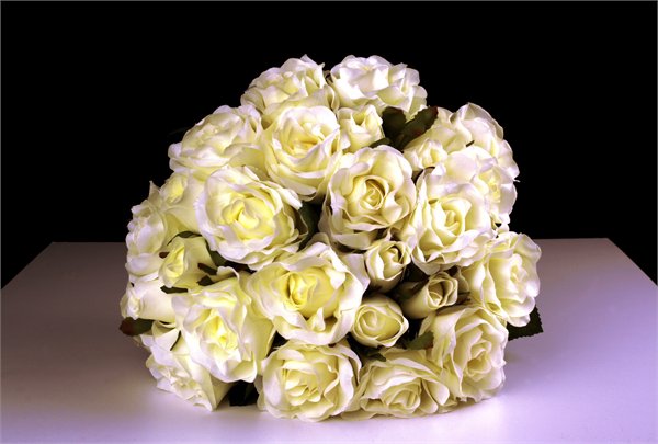 בוקר פרחי משי. ורדים לבנים - פרחי יערה