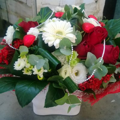 גרברות ורדים ולבבות בכלי - בר פרחים וכלים