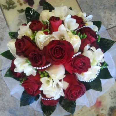 זר כלה אדום לבן ופרזיות - דבי פרחים