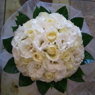 זר לבן, ורדים וליזיאנטוס - דבי פרחים