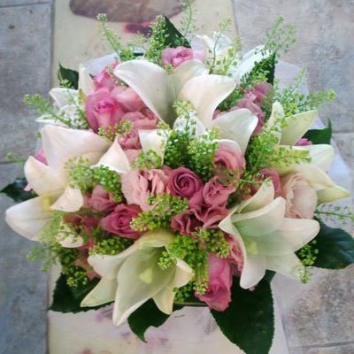 זר שושן צחור, ורדים וליזיאנטוס - דבי פרחים