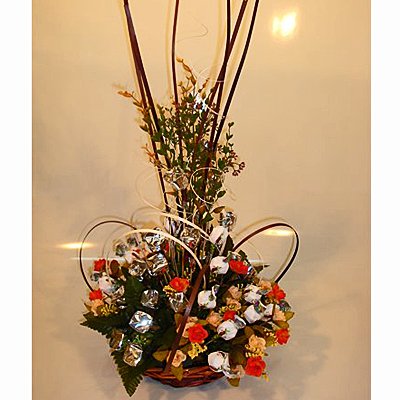 סידור פרחים עם שוקולד - פרחי דליה