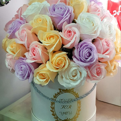 סידור פרחי סבון בתוך כלי - דבי פרחים