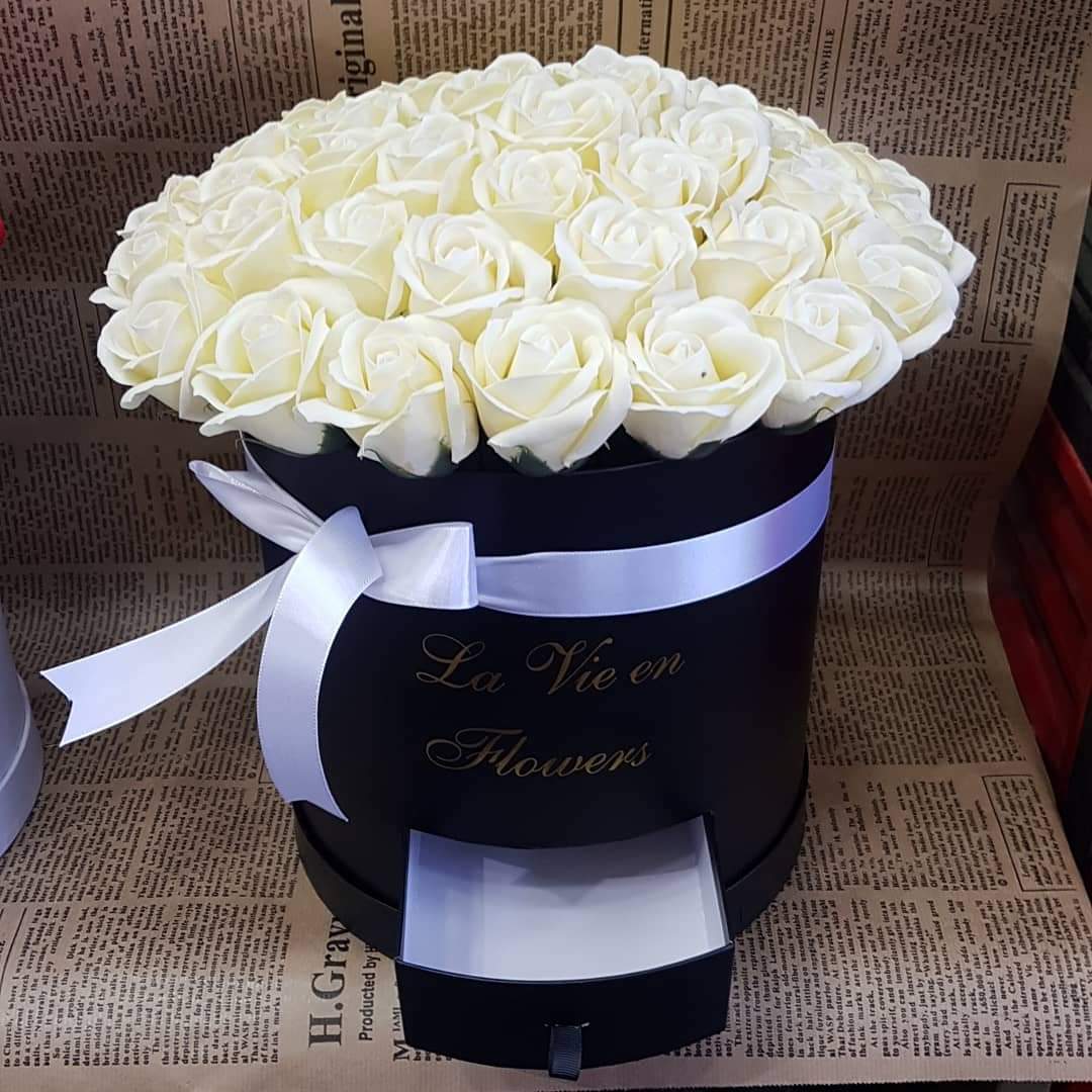 זר לבן עם נגיעות של סגול (2) - טוליפ