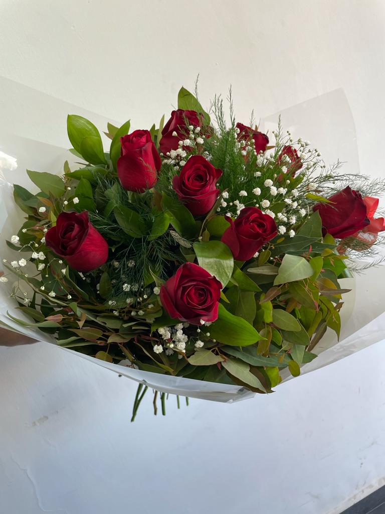 זר של 9 ורדים אדומים - פרח באהבה - אילת